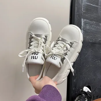Весна и лето 2023, новая универсальная женская обувь на платформе для студенток в стиле панк, маленькая Кожаная обувь повышенной комфортности, легкая в носке.